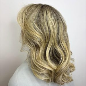 Cabelos incríveis com mechas deslumbrantes, tonalização perfeita, reconstrução L’Oréal para um brilho impecável e um corte su